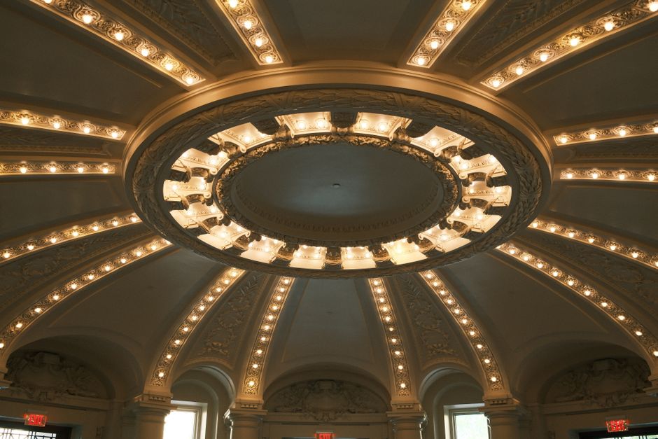 Plafonnier moderne élégant dans une chambre à coucher confortable, ajoutant une touche de style et de lumière douce.